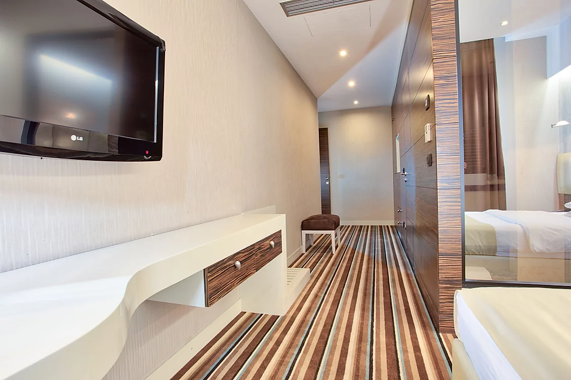 queen room crystal hotel belgrade